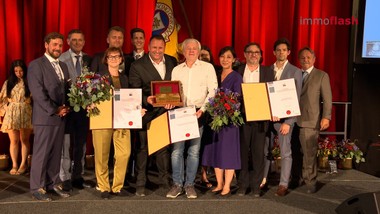 Mit dem 37. Wiener Stadterneuerungspreis werden auch 2025 herausragende Revitalisierungsprojekte ausgezeichnet, die vorbildlich zeigen, wie qualitätsvolle Sanierung, nachhaltige Stadtentwicklung und architektonische Innovation Hand in Hand gehen.
Der Preis wird von der Landesinnung Bau der Wirtschaftskammer Wien im festlichen Rahmen des Palais Liechtenstein vergeben.

In der Kategorie „Bravourleistung” wird das BG/BRG Zirkusgasse mit dem „Goldenen Güteziegel” ausgezeichnet – ein gelungenes Beispiel dafür, wie schulische Infrastruktur denkmalgerecht und zugleich zukunftsfit modernisiert werden kann.

In der Kategorie „Wiener Meisterleistung” wird das traditionsreiche „Haus zur Goldenen Schlange” in der Wiener Innenstadt mit dem Goldenen Güteziegel prämiert – ein Paradebeispiel für die Verbindung historischer Handwerkskunst mit modernen Anforderungen.

In der Kategorie „Pionierleistung” wird das WUK Werkstätten- und Kulturhaus mit dem Goldenen Güteziegel geehrt – ein komplexes Großprojekt mit modellhaftem Beteiligungsprozess, ressourcenschonender Bauweise und denkmalgerechter Umsetzung.

Der Wiener Stadterneuerungspreis würdigt nicht nur architektonische Spitzenleistungen, sondern setzt auch ein starkes Zeichen für eine klimafitte, sozial gerechte und zukunftsorientierte Stadtentwicklung.
Ein herzlicher Glückwunsch geht an alle Gewinner:innen und Beteiligten – und ein großes Dankeschön an alle, die Wiens Baukultur mit Leidenschaft und Können weiterentwickeln.

===========================
Im Interview:
Bernhard Jarolim - Wiener Stadtbaudirektor
Peter Hanke - Bundesminister für Infrastruktur
Raphael Eder - Bravourleistung "Gold" & Geschäftsführer, S.E.A. SHIBUKAWA EDER ARCHITECTS
Christopher Emil Kreminger - Bravourleistung "Gold" & Partner, F+P ARCHITEKTEN 
Edith Klesl-Tauchner - Bravourleistung "Gold" & Leiterin Unternehmensbereich Schulen, BIG
Christoph Puhr - Pionierleistung "Gold" & Gruppenbauleiter, Sedlak Bauunternehmen  
Hellmuth Seidl Jun. - Wiener Meisterleistung "Gold" & Geschäftsführer, Mörtinger Bau     
Hans Jörg Ulreich - Wiener Meisterleistung "Silber" & GF, Ulreich Bauträger              
Michael Pisecky - Fachgruppenobmann Immobilien- und Vermögenstreuhänder, WKO