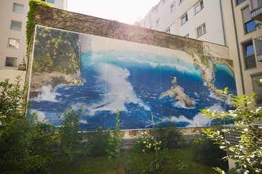 Falling Waves beleben eine kahle Wand