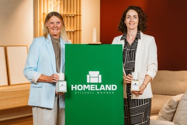 Fatima Gustafsson, Managing Director Homeland, mit der in Italien hergestellten Duftkerze aus der eigenen Produktlinie.