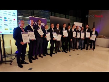 Die Vereinigung Österreichischer Projektentwickler (VÖPE) ist in den vergangenen fünf Jahren zu einer starken und unabhängigen Stimme der Projektentwickler  geworden.
Das 5-Jahre-Jubiläum wird nun im stilvollen Rahmen im Kelsen im Parlament von Branchenvertretern und Kooperationspartnern gefeiert.
Als Sprachrohr der Projektentwickler erreicht die VÖPE bereits jetzt viel für ihre Mitglieder und die gesamte Branche.
Auch die Partner und Unterstützer betonen die Wichtigkeit einer gemeinsamen, starken Stimme, um die Interessen der Branche nachhaltig zu vertreten.
Der Abend bietet den führenden Köpfen der Immobilien- und Bauwirtschaft die perfekte Gelegenheit, sich persönlich auszutauschen.
Die Stimmung ist locker, das Netzwerken läuft – und es zeigt sich klar: Die Branche hält zusammen.
Die VÖPE feiert heute nicht nur fünf erfolgreiche Jahre, sondern auch den Zusammenhalt der gesamten Branche und macht deutlich, dass die Zukunft der Projektentwicklung in Österreich auf einem starken Fundament steht.

=======================================================
Im Interview:
Judith Kössner   Head of Immobilien, WILLHABEN
Hans-Peter Weiss  COO, SORAVIA & Mitglied, VÖPE-Präsidium
Markus Binderbauer Geschäftsführer, JImm, KURIER
Philipp Resl   Prokurist, Verkauf & Vermietung, P&R & Mitglied, VÖPE-Präsidium 
Andreas Köttl   Präsident, VÖPE & CEO, nxt value one
Peter Ulm   Vizepräsident, VÖPE & Allora Immobilien
Nikolaus Brada   Inhaber & Geschäftsführer, NIBRA
Lewis Einwaller-Probst  Präsident der VÖPE Next