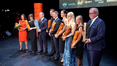 Zum 19. Mal steht das Schlosstheater Schönbrunn ganz im Zeichen der Immobilienbranche.
Mit einer feierlichen Gala wird der Cäsar 2025 verliehen, eine der höchsten Auszeichnungen der österreichischen Immobilienwelt.

Neun Kategorien, neun Auszeichnungen – und jede einzelne erzählt eine Geschichte von Mut, Innovation und unternehmerischem Weitblick.

In einem Jahr, in dem Zinsen, Klimavorgaben und Marktveränderungen die Branche fordern, setzen die Preisträger:innen ein starkes Signal.
Herausforderungen sind Chancen, wenn man sie entschlossen nutzt.

Die Gewinner:innen des CÄSAR 2025 stehen für den Wandel der Branche. Sie treiben neue Wohnideen voran, setzen digitale Standards und bringen Nachhaltigkeit in die Praxis.
Ihre Leistungen dienen als Kompass für die Zukunft und zeigen, wie Vision und Verantwortung Hand in Hand gehen können.

Der CÄSAR 2025 ist mehr als eine Auszeichnung: Er ist ein Symbol für Aufbruch, Innovation und die Menschen, die die Immobilienbranche von morgen gestalten werden.

===============================================

Im Interview:
Valentin Bauer - Head of Operations & Chief Expansion Officer, IMMOUNITED
Stephan Pasquali - Geschäftsführer Neubau, 3SI Immogroup
Judith Kössner - Head of Immobilien, WILLHABEN 
Immanuel Kudlacek - Leiter Kompetenzzentrum Immobilien, Raiffeisenlandesbank Niederösterreich-Wien
   
Susanne Weinberger - Gewinnerin "Immobilienverwalterin"
Nadja Holzer - Gewinnerin "Real Estate Expert"
Franz Stiller - Gewinner "Lebenswerk"
Sandra Hochleitner - Gewinnerin "Small Diamond"
Eva Aschauer - Gewinnerin "Immobiliendienstleisterin"
Markus Mendel - Gewinner "Makler"
Manfred Wiltschnigg - Gewinner "Cäsar International"
Oliver Zaininger - Gewinner "Bauträger"
Theresa Reiter - Stellvertretend für Isabella Stickler Gewinnerin "Immobilienmanagerin“