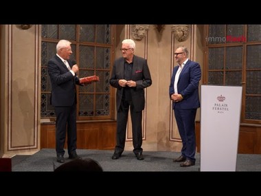 Die österreichische Immobilienwirtschaft feiert ein besonderes Jubiläum: den 50. Immobilienbundestag im exklusiven Ambiente des Park Hyatt in Wien.

Seit einem halben Jahrhundert ist der Immobilienbundestag der Treffpunkt für Entscheidungsträger:innen, Expert:innen und Partner:innen der Branche. Hier werden die aktuellen Herausforderungen diskutiert und die Trends von morgen sichtbar gemacht.

Der Immobilienbundestag ist mehr als ein Treffen – er ist ein Motor für Innovation, Vernetzung und nachhaltige Entwicklung in der Branche.

Neben den Impulsvorträgen steht der persönliche Austausch im Mittelpunkt. Der Immobilienbundestag bringt die Branche zusammen, inspiriert zu neuen Ideen und schafft den Rahmen für starke Kooperationen.

50 Jahre Immobilienbundestag – ein Jubiläum, das zeigt, wie wichtig es ist, miteinander im Gespräch zu bleiben. Hier entstehen Partnerschaften, Projekte und Impulse, die weit über diesen Tag hinausreichen.

Dieses Jubiläum ist nicht nur ein Rückblick, sondern vor allem ein Aufbruch. Der Immobilienbundestag zeigt, wie stark die Branche ist – und dass die Zukunft voller Möglichkeiten liegt.

======================================
Im Interview:
Roman Oberndorfer  Obmann des FV Immobilien- und Vermögenstreuhänder (WKÖ) 
Michael Pisecky   Obmann der Fachgruppe Wien der Immobilien & Vermögenstreuhänder
Jürgen Konkus   Sales Director Real Estate, DER STANDARD
Sascha Haimovici  Geschäftsführender Gesellschafter, IMMOcontract 
Markus Dejmek   Geschäftsführer, ImmoScout24 
Steve Kovacic   Sales Team Manager Immobilien Accounts, willhaben
Paul Grassel   Geschäftsführer, IG Immobilien
Marius Siegmund   COO, onOffice
Peter Schrattenholzer  Geschäftsführer, ATTENSAM