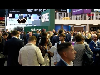 Einmal im Jahr trifft sich die internationale Immobilienbranche auf der Expo Real in München.
Österreich ist dabei stark vertreten – engagiert, innovativ und bestens vernetzt.
 
Die Messehallen sind voll, die Stimmung durchweg positiv.
An den Ständen wird diskutiert, geplant und genetzwerkt – mit spürbarem Optimismus für die kommenden Monate.
 
Ein besonderes Highlight ist die bereits siebte Award-Verleihung der Digital Real Estate Association DREA im Rahmen der Expo Real. Sie bietet eine Bühne, die Engagement sichtbar macht und Leistung ins Rampenlicht stellt.
 
Die Expo Real 2025 zeigt, was die Branche verbindet:
Ideen, Leidenschaft und Zusammenhalt.
Hier entstehen Partnerschaften und Visionen – ein starkes Signal für eine gemeinsame Zukunft.
==========================================
Im Interview:
Claudia Brey   Geschäftsführerin ÖBB-Immobilien
Dominik Löffler   CTO - Architektur & Projektentwicklung, REVIDE
Jörg Buß   Co-Founder & Vorstandsmitglied, apti 
Wolfdieter Jarisch  Leitung AT, S+B GRUPPE
Doris Bele   Vorstandsvorsitzende, FMA