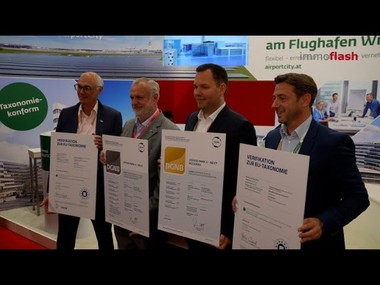 Der Flughafen Wien setzt neue Maßstäbe in Sachen Nachhaltigkeit.
Auf der Expo Real wurde das Unternehmen gleich doppelt ausgezeichnet: mit dem ersten DGNB-Rückbauzertifikat Österreichs sowie einem Platin-Vorzertifikat für den Office Park 4 NEXT. 
 
Kreislaufwirtschaft spielt für den Flughafen Wien eine zentrale Rolle: Materialien werden wiederverwendet, Ressourcen geschont.
 
Der Office Park 4 NEXT erweitert den bestehenden Campus um rund 17.000 m² moderne Büro- und Konferenzflächen, die zu 100 % mit erneuerbarer Energie betrieben werden und flexibel genutzt werden können.
 
Ein starkes Zeichen: Der Flughafen Wien bleibt Vorreiter für nachhaltige Immobilienentwicklung in Österreich.
==========================
Im Interview:
Michael Wöss  Real estate consulting & asset Management, Flughafen Wien
Peter de Leeuw  Immobilien- und Standortentwicklung, Flughafen Wien
Daniel Riegler  Immobilien Consulting, Flughafen Wien
Peter Engert  Geschäftsführer, ÖGNI
