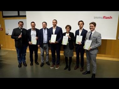 Die Immobilienbranche ehrt ihre besten Nachwuchstalente: die „immQu Best of Five”.
Dabei werden die herausragendsten Absolvent:innen der führenden postgradualen Immobilienprogramme Österreichs gewürdigt.

Der „immQu Best of Five” steht für Qualität in Ausbildung und Praxis. Er zeigt, wie wichtig Wissen, Einsatz und Verantwortung in der Branche sind.

Fünf Hochschulen, ein gemeinsames Ziel: Exzellenz in der Immobilienausbildung.
 
Der immQu Best of Five zeigt, wie stark die nächste Generation ist.
Mit Wissen, Herz und Verantwortung gestalten sie die Immobilienwelt von morgen.
Ein Abend, der Mut macht und zeigt:
Die Zukunft der Immobilienwirtschaft liegt in den besten Händen.
========================================
Im Interview:
Alexander Scheuch, Managing Director, Rustler Immobilientreuhand
Magdalena Veselcic, Jahrgangsbeste, FHWien der WKW
Klemens Braunisch, Studiengangsleiter Real Estate Management, FHWIEN der WKW
Nicole Fürntrath, WKO Fachgruppenobmann-Stv. Sparte Immobilien- und Vermögenstreuhänder, Fachgruppe Wien
Frank Brün, Vorstand und Mitbegründer, immQu
Alexandra Heindl, Gewinnerin „Beste Masterthese“, Universität für Weiterbildung Krems
Alex David Hack, Finalist, Fachhochschule Wiener Neustadt
Leander Kiridus, Finalist, TU Wien Academy for Continuing Education
Alexander Bosak, Vorstandsvorsitzender, immQu
Simon Bernhard Strobl, Finalist, FHWien der WKW