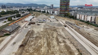 Das 44 Hektar große Areal des ehemaligen Nordwestbahnhofs besticht durch seine zentrale Lage zwischen dem Augarten und der Donauinsel. Mit der Entwicklung dieses Standorts setzt die ÖBB Immobilien eines ihrer größten Zukunftsprojekte um. Aus dem ehemaligen Güterbahnhof soll ein modernes, grünes Stadtviertel für rund 16.000 Menschen entstehen – mit klarer Ausrichtung auf Nachhaltigkeit, Lebensqualität und soziale Vielfalt.

ÖBB Immobilien ist dabei besonders wichtig, dass soziale Durchmischung gewährleistet bleibt. Ein wesentlicher Teil des Projekts sind daher geförderte Wohnungen, die leistbares Wohnen mitten in der Stadt ermöglichen sollen.

Auch wenn die Fertigstellung des neuen Stadtviertels erst für das Jahr 2040 vorgesehen ist, wurden bereits die ersten Schritte unternommen: 45 Gebäude wurden abgetragen, 160.000 Quadratmeter Fläche wurden entsiegelt und die ersten Bauabschnitte mit Schulen, Wohnanlagen und neuen Grünflächen entstehen bereits.

Für die ÖBB Immobilien ist der Nordwestbahnhof ein Schlüsselprojekt: Hier wird sichtbar, wie Stadtentwicklung neu gedacht werden kann – nachhaltig, klimafit und sozial ausgewogen. Aus einer ehemaligen Bahnbrache entsteht die „Grüne Mitte“ Wiens: ein modernes Stadtquartier, das leistbares Wohnen mit hoher Lebensqualität verbindet, Raum für Begegnung schafft und neue Maßstäbe für das urbane Leben von morgen setzt.

==========================================

Im Interview:
Claudia Brey - Geschäftsführerin, ÖBB-Immobilien