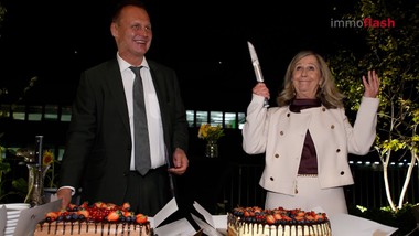 Gleich doppelt Grund zur Freude: Die Raiffeisen Property Holding International feiert ihr 15-jähriges Bestehen und die Eröffnung ihres neuen Hauptsitzes im dritten Wiener Gemeindebezirk.

Das neue Headquarter steht für moderne Architektur, nachhaltige Bauweise und neu konzipierte Arbeitswelten. Bereits in der Planungsphase wurden die Mitarbeiterinnen und Mitarbeiter aktiv eingebunden. Entstanden ist ein Ort, der Teamgeist, Austausch und digitale Vernetzung fördert.

Unter den Gästen am heutigen Abend: zahlreiche Wegbegleiter aus der Immobilienbranche, die persönlich gratulieren und sich beeindruckt vom neuen Standort zeigen.

Das 15-jährige Jubiläum der RPHI ist mehr als ein Rückblick auf erfolgreiche Jahre – es markiert den Aufbruch in eine neue Phase der Unternehmensentwicklung.

Mit der Eröffnung des neuen Headquarters setzt die RPHI einen weiteren Meilenstein in ihrer Geschichte und zeigt, wie Beständigkeit, Innovation und Verantwortungsbewusstsein in einem dynamischen Markt zusammenwirken können.

=========================================
Im Interview:
Karl-Maria Pfeffer - Managing Director, Raiffeisen Property Holding International (RPHI)
Martina Lederer - Managing Director, Raiffeisen Property Holding International (RPHI)
Helmut Breit - RPHI Aufsichtsratvorsitzender i.R.
Andreas Ridder - Geschäftsführer, CBRE Österreich
Franz Pöltl - Geschäftsführender Gesellschafter, EHL Investment Consulting
Mark Krenn - CERHA HEMPEL Rechtsanwälte
Marianne Durig - Architektin, Burtscher-Durig ZT
Alexander Witte - Investmentbanker
Adina Welsh - Executive Director, RPHI Bulgaria