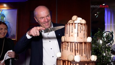 Ein runder Geburtstag, ein besonderer Rückblick: Franz Pöltl feiert seinen 60. Geburtstag und blickt voller Stolz auf seine Zeit bei der EHL Gruppe zurück. Er hat die Entwicklung des Unternehmens und der heimischen Immobilienwirtschaft über Jahrzehnte hinweg entscheidend geprägt.

EHL dankt Franz Pöltl für seine herausragende Arbeit als Visionär, Gestalter und treuer Wegbegleiter, durch die er die EHL Investment Consulting zu einer der führenden Adressen des Landes gemacht hat.

Auch die vielen Partnerunternehmen aus der Branche finden nur lobende Worte über seine Integrität, seine Verlässlichkeit und seine Leidenschaft für Immobilien.

Doch Franz Pöltl will diesen besonderen Tag nicht nur für sich nutzen. Statt Geschenken rief er zu Spenden für die Hilfsorganisation Mary’s Meals auf. 

Zahlreiche Geschäftspartner:innen, Kolleg:innen und Freunde überbringen ihre persönlichen Glückwünsche – ein Zeichen der großen Wertschätzung und Verbundenheit.

Und natürlich gratuliert auch die EHL Gruppe selbst: Mit Dank für viele Jahre voller Erfolg, Vertrauen und gemeinsamer Meilensteine.

Zum Abschluss bleibt uns nur, uns diesen Glückwünschen anzuschließen:
Alles Gute zum 60. Geburtstag, lieber Franz Pöltl – auf viele weitere erfolgreiche und glückliche Jahre!

==============================================

Im Interview:
Franz Pöltl - Geschäftsführender Gesellschafter, EHL Investment
Michael Ehlmaier - Geschäftsführender Gesellschafter, EHL Immobilien Gruppe
Markus Mendel - Geschäftsführer, EHL Investment Consulting
Andrea Bauer - Bereichsleiterin, EHL Büroimmobilien
Claudia Brey - Geschäftsführerin, ÖBB Immobilien
Manfred Wiltschnigg - Managing Partner, GalCap Europe
Thomas Stix - Senior Consultant, EHL Investment Consulting
Thomas Hahn - CEO, Kaufhaus Steffl
Karina Schunker - Geschäftsführerin, EHL Wohnen
Wolfgang Scheibenpflug - Geschäftsbereichsleiter Immobilien- und Standortmanagement, Flughafen Wien 
Dieter Wasserburger - Leiter Immobilien/Expansion, REWE International
Kevin Töpfer - Geschäftsführer, BUWOG Group
Christian Stelzer - Vorstand, Mary's Meals Österreich
Christian Vogt - Geschäftsführer, DLH Real Estate Austria
Clemens Bauer - Geschäftsführer, Soulier Real-Estate