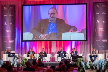 v.l.n.r. Peter Ulm (allora Immobilien), Heinrich Gröller (Speedinvest), Maher Al Kaabi
(Alserkal Group (UAE)), Niklas Räther (AEW) und Alex Schütz (C-Quadrat Investment
Group), Andreas Köttl (nxt real estate)