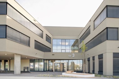 Das dritte Gebäude des Technologiezentrums Seestadt überzeugt mit energieeffizienter Gebäudetechnik, von der Grundwasserwärmepumpe über die Bauteilaktivierung bis hin zur Photovoltaikanlage.