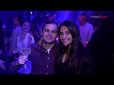 Das ÖVI Real Estate Clubbing ist eine der beliebtesten Netzwerkveranstaltungen der heimischen Immobilienbranche – ein Abend, auf den sich viele schon Wochen im Voraus freuen. Auch dieses Jahr folgen zahlreiche Vertreterinnen und Vertreter der Branche der Einladung, um in einem besonderen Rahmen ins Gespräch zu kommen und sich auszutauschen.

Mittlerweile gilt das ÖVI R.E.C. als fester Bestandteil im Jahreskalender. Es ist ein Treffpunkt, an dem die Immobilienbranche zusammenkommt, um miteinander zu feiern und neue Ideen entstehen zu lassen.

Im Mittelpunkt steht das Netzwerken. Persönliche Gespräche, neue Kontakte und der Blick über das eigene Aufgabenfeld hinaus zählen zu den Faktoren, die eine innovative und zukunftsfähige Immobilienwirtschaft mitgestalten.

Gleichzeitig geht es um das Miteinander: gemeinsam auf Erfolge anstoßen, Beziehungen pflegen und den Teamgeist stärken. Viele Gäste betonen, dass genau das den besonderen Charakter dieses Abends ausmacht.

Das ÖVI Real Estate Clubbing 2025 zeigt: Die Stärke der Branche entsteht nicht nur am Verhandlungstisch, sondern vor allem im direkten Austausch, im Dialog zwischen Menschen, die die Zukunft gemeinsam gestalten wollen. Ein Abend, der Energie gibt. Und Inspiration für das, was vor uns liegt.
===============================
Im Interview:
Christian Leikam  Head of Investment, teamneunzehn
Judith Kössner   Head of Immobilien, willhaben
Thomas N. Malloth  Geschäftsführer Malloth & Partner Immobilien
Anna-Sophie Mittermaier  Junior B2B Marketing Managerin, ImmoScout24
Sabine Schmutzer  Immobilienmaklerin, PlanetHome Immobilien Austria
Filiz Siber-Schmied  Senior Program Manager, TU WIEN
Christian Braun   Geschäftsführender Gesellschafter, IFS  
Sascha Haimovici  Geschäftsführender Gesellschafter, IMMOCONTRACT
Karina Schunker   Geschäftsführerin, EHL Wohnen
Isabel Liebl   Partnerin, Reinberg & Partner Immobilienbewertung