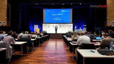 Zum zwölften Mal findet in Salzburg der Österreichische Verwaltertag des ÖVI statt – der Treffpunkt für Immobilienverwalterinnen und -verwalter aus ganz Österreich, um sich auszutauschen, zu vernetzen und neue Kontakte zu knüpfen.
Seit dem ersten Verwaltertag im Jahr 2014 hat sich die Veranstaltung zu einem festen Termin im Kalender der Branche entwickelt und gewinnt von Jahr zu Jahr an Bedeutung.
 
Die Themen könnten aktueller kaum sein: Künstliche Intelligenz, wohnrechtliche Entwicklungen und die Frage, wie die Verwalter:innen in der öffentlichen Diskussion gehört werden.
 
Neben spannenden Vorträgen bietet das Forum auch für Sponsoren und Partnerfirmen eine wichtige Plattform – hier trifft sich die Branche, hier entstehen Kooperationen und neue Geschäftsbeziehungen.
 
Vernetzung lebt vom Miteinander:  Im persönlichen Austausch entstehen Ideen, Impulse – und der Antrieb, die Zukunft der Immobilienverwaltung aktiv mitzugestalten.
 
Am Abend lädt der ÖVI ins historische Kurhaus nach Bad Reichenhall – mit musikalischem Auftakt und festlicher Stimmung.
Ein Abend voller Begegnungen, guter Gespräche und spürbarer Begeisterung über das gemeinsame Branchenerlebnis.
 
Der Österreichische Verwaltertag des ÖVI zeigt einmal mehr, wie stark sich die Branche im Wandel befindet und wie wichtig es ist, miteinander im Gespräch zu bleiben.
Hier werden Trends gesetzt, Erfahrungen geteilt und die Weichen für die Zukunft gestellt.
================================
Im Interview
Georg Flödl   Präsident, ÖVI
Udo Weinberger   Geschäftsführer, Udo Weinberger Immobilien GmbH
Christoph Kothbauer  Inhaber, Kothbauer OG
Alexandra Ciarnau  Rechtsanwältin, DORDA Rechtsanwälte GmbH
Johann Gross   Geschäftsführer, GROSS Versicherungsmakler
Andreas Nemeth   Geschäftsführer, WESTWOOD Kunststofftechnik
Oliver Attensam   Geschäftsführer, Hausbetreuung ATTENSAM
Markus Pusta   Geschäftsführender Gesellschafter, Pusta & Partner Hausverwaltungs GmbH
Ellen Moll   Geschäftsführende Gesellschafterin, Dr. Moll und Punt OHG
Roman Eisenmagen  Head of Commercial Residential RE Austria, ERSTE BANK
Doris Pufler   Clustermangerin Büro- und Gewerbeimmobilien BIG Bundesimmobiliengesellschaft
Timur Jelinek   ÖVI Verwaltersprecher