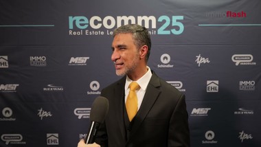 In der Mythologie entsteigt der Phoenix den Flammen oder der Asche, die Auferstehung und Erneuerung braucht die Zerstörung davor. Die re.comm 25 hat den Phoenix als Wappentier des diesjährigen Kongresses gewählt – was bedeutet das? Wo steht Europa zwischen Asche und Auferstehung. Dieser Frage widmete sich auch der Investor's Round Table zum Auftakt des Kongresses. Welche Antwortvorschläge es gibt, das sehen Sie jetzt im Video.