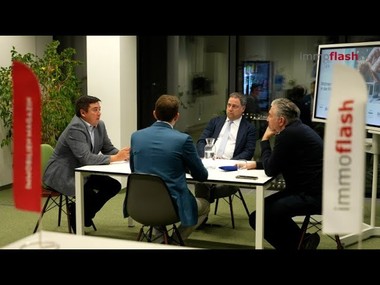 Beim neuesten Roundtable dreht sich alles um ein Thema, das die Branche derzeit wie kaum ein anderes bewegt: „Wohnen in der Krise”.
Nach Jahren wirtschaftlicher Turbulenzen steht der Wohnbau unter massivem Druck: Baukosten, Zinsen und strenge Kreditvergabepraktiken belasten Bauträger und Wohnungssuchende gleichermaßen.

Während der Traum vom Eigentum früher für viele erreichbar war, hat sich der Trend inzwischen deutlich zum Mieten verschoben.
Strengere Kreditvergaben, gestiegene Baupreise und eine unsichere wirtschaftliche Lage erschweren den Zugang zu Eigentum.

Das Ergebnis: mehr Nachfrage als Angebot.
Immer weniger Projekte werden genehmigt oder umgesetzt, viele Bauträger kämpfen mit verschärften Auflagen und steigenden Finanzierungskosten.
So entsteht ein Engpass, der sich auf allen Ebenen bemerkbar macht – vom geförderten Wohnbau bis zum privaten Segment.

Wohnen betrifft uns alle. Die aktuelle Krise zeigt, wie dringend Politik, Wirtschaft und Gesellschaft gemeinsam handeln müssen, um Wohnen auch in Zukunft leistbar zu halten.
=====================================================
Im Interview:
Andreas Holler    Geschäftsführer, BUWOG Group GmbH
Alexander Scheuch  Managing Director, Rustler Immobilientreuhand
Thomas Raith   Vorsitzender, ÖVI-Bauträger-Arbeitsgruppe