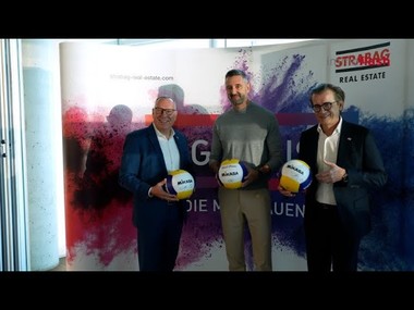 Auch dieses Jahr ist das mittlerweile achte STRABAG Real Estate Business Breakfast wieder der Treffpunkt der heimischen Immobilienbranche. Die Teilnehmer:innen erwarten  spannende Vorträge, inspirierende Impulse und ein intensiver Austausch über die Zukunft der Branche.
 
Für Inspiration sorgt Clemens Doppler, Beachvolleyball-Profi und Olympia-Teilnehmer. In seiner Keynote zeigt er eindrucksvoll, wie eng Teamgeist, Disziplin und mentale Stärke Sport und Business verbinden.
 
Das Publikum ist begeistert – viele erkennen in seinen Worten Parallelen zum eigenen Berufsalltag.
 
Beim anschließenden Frühstück bietet sich Gelegenheit, sich zu vernetzen, Erfahrungen auszutauschen und neue Perspektiven zu gewinnen.

Das STRABAG Real Estate Business Breakfast 2025 steht einmal mehr für Offenheit, Dialog und Zusammenhalt – ein inspirierender Vormittag, an dem Wirtschaft, Motivation und Menschlichkeit eine starke Verbindung eingehen.

==========================================================
Im Interview:
Astrid Grantner-Fuchs  Geschäftsführerin, EHL Immobilienbewertung
Gerd Pichler   Head of Development, ARE Austrian Real Estate
Johannes Mayr   Geschäftsführer, STRABAG Real Estate Österreich
Erwin Größ   Geschäftsführer, STRABAG Real Estate Österreich
Clemens Doppler   Österreichischer Volleyballspieler
Anton Bondi de Antoni  Geschäftsführer,  Bondi Consult