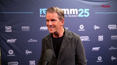 Wieder einmal brachte die re.comm 25 im November 2025 die Entscheidungsräger der Immobilien-Branche in Kitzbühel zusammen. Drei Tage lang drehte sich alles um „Europa – Phönix aus der Asche?“, Investment-Insights, KI und die Frage, wie wir aus Krisen neue Chancen für Wirtschaft, Gesellschaft und Immobilienbranche formen können. Im Video sehen Sie die Highlights des Summits – von internationalen Speaker:innen bis zu intensiven Talks über Europas Zukunft zwischen Kapital, Wandel und Neubeginn.