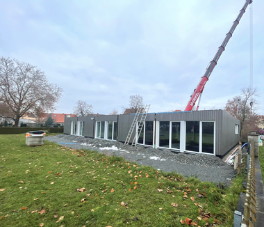 Das Seniorenwohnheim wird in Modulbauweise errichtet.