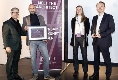 Die Übergabe der Urkunde