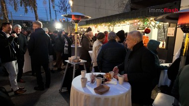 Zum Jahresende trifft sich die Branche beim Weihnachtspunsch der IVAM Real Estate, um sich in einem spürbar verändernden Umfeld auszutauschen.
Sinkende Zinsen wecken wieder Kaufinteresse, gleichzeitig bleibt der Markt von strengen Finanzierungen und unterschiedlichen Entwicklungen in den Teilbranchen geprägt.

Rückblickend war 2025 ein bewegtes Jahr.
Mehrere große Büroprojekte wurden realisiert, Vermietungen und Wohnprojekte sind gut vorangekommen – und insgesamt zeigt sich ein stabilerer Trend als erwartet. 

Mit Blick auf 2026 erwartet die Branche eine vorsichtige Besserung.
Leichte Nachfrageimpulse, solide Vermarktungen und die Hoffnung auf mehr Transaktionen prägen die Aussicht. 

Die Stimmung bleibt verhalten optimistisch.
Viele setzen darauf, dass sich der Markt im kommenden Jahr weiter beruhigt und Planungssicherheit zurückkehrt. 

Zum Jahresende zeigt sich: Trotz bestehender Unsicherheiten bleibt die Branche handlungsbereit und zuversichtlich. Die Gespräche beim Weihnachtspunsch der IVAM Real Estate machen deutlich, dass das Jahr 2026 mit vorsichtigem Optimismus erwartet wird.

=================================================
Im Interview: 
Johann Sebastian Kann Immobilienmakler, GMG MAKLER
Matthias Nöster   Business Support, Wirtschaftsagentur Wien
Thomas Simon   Geschäftsführer, hausBrot
Markus Mendel    Geschäftsführer, EHL Investment
Wolfgang von Poellnitz  Senior Berater Industrie/Logistik, OTTO Immobilien
Ralph Leitner   Berater Industrie/Logistik, OTTO Immobilien
Alexandra Fischer  Teamleiterin Industrie/Logistik, OTTO Immobilien
Felix Zekely   Managing Partner, OPTIN 
Ewald Stückler   Managing Director, Tecno Office Consult