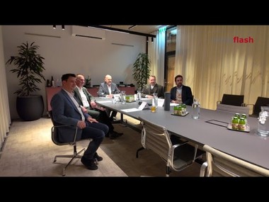 Talente finden und halten – das ist aktuell eine der größten Herausforderungen in der Immobilienwirtschaft. Beim Immoflash Roundtable sprechen Branchenvertreter darüber, was junge Menschen heute erwarten, wie Unternehmen attraktiv bleiben – und welche Rolle Digitalisierung und KI dabei spielen.

Arbeitsplätze sind heute mehr als Infrastruktur – sie sind Identität. Atmosphäre, Begegnungszonen und ein Gefühl von „gern im Team sein“ werden zunehmend zum Faktor, warum Menschen nicht nur kommen – sondern bleiben. Und gerade in Zeiten des Fachkräftemangels ist das oft ein entscheidender Vorteil.

Fachwissen ist wichtig – aber nicht der einzige Schlüssel. Immer mehr zählt die Fähigkeit, schnell zu lernen, offen zu kommunizieren und Verantwortung anzunehmen. 

Talente zu finden ist die eine Herausforderung – sie zu halten, die nächste. Klar ist: Kultur, Struktur, moderne Arbeitsmodelle und neue Skills entscheiden darüber, wie zukunftsfit Unternehmen bleiben. Der Immoflash Roundtable zeigt: Wer Menschen entwickeln lässt und Wandel aktiv gestaltet, gewinnt nicht nur Mitarbeitende – sondern langfristige Stabilität.

==============================

Im Interview:
Stefan Jaitler  Geschäftsführender Gesellschafter, GUTWERK Immobilien Treuhand
Paul Grassel   Geschäftsführer, IG Immobilien
Karl-Maria Pfeffer Managing Director, Raiffeisen Property Holding International
