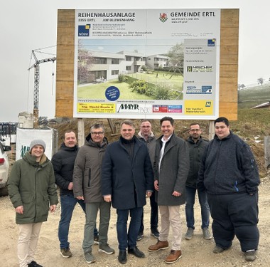 vlnr: Peter Edermayr (ÖBA), Christian Matzenberger (Vize-Bgm.), Josef Forster (Bgm.), Lukas
Michlmayer (LAbg.), Franz Forster (Prok. Mayr Bau), Hannes Kaiser (GF NÖSW), Christian
Schallauer (Bauleiter), Thomas Kerschbaumer (GF Hackl)