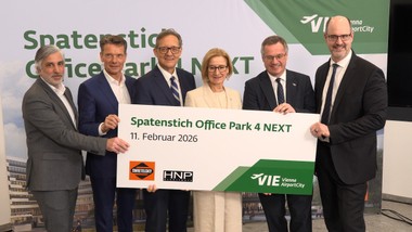 Am Flughafen Wien-Schwechat wurde heute der Spatenstich für den Office Park 4 NEXT gesetzt. Bis 2028 entsteht hier ein neues Büro- und Konferenzgebäude mit rund 17.000 Quadratmetern Fläche, das vollständig durch erneuerbare Geothermie versorgt wird. Das Projekt ist Teil der wachsenden AirportCity, die sich in den letzten Jahren zu einem wichtigen Wirtschaftsstandort entwickelt hat.

Der Flughafen investiert rund 55 Millionen Euro in das neue Bürogebäude.
Rund 1.000 zusätzliche Arbeitsplätze sollen hier entstehen – ein weiterer Schritt im Ausbau der AirportCity als Business-Standort.
 
Die Nachfrage nach Flächen ist hoch: Allein im vergangenen Jahr haben sich rund 20 neue Unternehmen am Standort angesiedelt. Heute arbeiten mehr als 23.000 Menschen in über 250 Betrieben rund um den Flughafen.

Der neue Office Park soll nicht nur zusätzliche Flächen bieten, sondern sich auch architektonisch in das bestehende Ensemble einfügen und die AirportCity weiter verdichten.

Mit dem Office Park 4 NEXT setzt der Flughafen Wien den Ausbau seiner AirportCity als nachhaltiger Bürostandort mit internationaler Anbindung fort.
 
Die Fertigstellung des Office Park 4 NEXT ist für 2028 geplant. Damit wächst die AirportCity weiter und festigt ihre Position als einer der bedeutendsten Büro- und Wirtschaftsstandorte in der Flughafenregion.