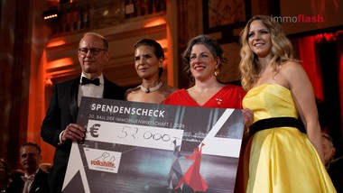 Der Immobilienball 2026 ist ein gesellschaftliches Highlight der Branche und setzt ein starkes Zeichen für Zusammenhalt und Verantwortung.
Dank der Unterstützung zahlreicher Sponsoren und der beliebten Spendenkarten kann auch in diesem Jahr wieder konkrete Hilfe ermöglicht werden.
So wird der Ballabend zu einem Event, der Genuss und soziales Engagement miteinander verbindet.

Im Jahr 2026 geht der Erlös der Benefizveranstaltung an die Volkshilfe Wien und ihr Projekt „Urli, Burli und Schnurli“.
Die Initiative unterstützt armutsbetroffene Seniorinnen und Senioren dabei, ihre Haustiere auch in schwierigen Lebenssituationen behalten zu können, und stärkt damit eine wichtige emotionale Verbindung im Alltag. 

Seit 20 Jahren bringt der Immobilienball die Branche zusammen und schafft einen Rahmen für Begegnung, Dialog und gelebte Balltradition.


Für die führenden Player der Wiener Immobilienwirtschaft ist der Ball ein fester Termin im Kalender.
Viele Unternehmen unterstützen den Abend seit Jahren als Sponsoren und tragen damit auch den Charity-Gedanken aktiv mit.


Die Immobilienbranche hat herausfordernde Zeiten hinter sich.
Doch die Gespräche am Ball zeigen: Der Optimismus kehrt zurück, neue Projekte entstehen und das Vertrauen wächst wieder.

Der Immobilienball 2026 verbindet Tradition, Engagement und Zukunftsperspektive.
Ein Abend, der zeigt, was möglich ist, wenn eine Branche gemeinsam feiert und Verantwortung übernimmt.
Ein Fest, das nicht nur verbindet, sondern auch konkrete Hilfe ermöglicht.


==========================
Im Interview:

Iris Einwaller-Probst - Geschäftsführende Gesellschafterin, epmedia 
Markus Arnold - CEO & Gründer, Arnold Immobilien
Roland Schmid - CEO & Gründer, IMMOunited
Michael Ehlmaier - Geschäftsführender Gesellschafter, EHL Immobilien
Dietmar Ploberger - Geschäftsführer, JPI Hospitality Advisory
Stefan Wierzbinski - Vorsitzender Geschäftsführer, WALTER REAL ESTATE
Jan Philipp Schifko - Partner, KWR Karasek Wietrzyk Rechtsanwälte
Eugen Otto - Geschäftsführer, OTTO Immobilien
Omar Al-Rawi - Landtagsabgeordneter und Gemeinderat
Tanja Wehsely - Geschäftsführerin, Volkshilfe Wien
Christian Oberkleiner - Partner, TPA Österreich