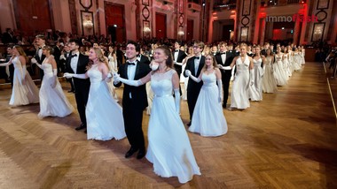 Der Immobilienball 2026 feiert ein besonderes Jubiläum: Seit 20 Jahren bringt er die Branche in der Wiener Hofburg zusammen.  

Er ist längst ein fester Bestandteil im Kalender der Branche und steht für Tradition, Begegnung und Zusammenhalt. 

Seit zwei Jahrzehnten ist der Immobilienball eine feste Größe für die Branche. Was als Idee begann, hat sich zu einem der wichtigsten Treffpunkte des Jahres entwickelt – ein Abend, an dem sich Entscheidungsträger, Entwickler, Makler und Partner persönlich begegnen.

Hier kommt die Immobilienwirtschaft in entspannter Atmosphäre zusammen. Zwischen Festsaal, Empfang und Tanzflächen entstehen Gespräche, neue Kontakte und gemeinsame Perspektiven für das kommende Jahr.
 
Ob zum Netzwerken, Tanzen oder für gute Gespräche – der Immobilienball bietet den passenden Rahmen. Die prunkvollen Säle der Hofburg verbinden klassische Balltradition mit moderner Branchenkultur und machen den Abend zu einem besonderen Erlebnis.
 
20 Jahre Immobilienball – 20 Jahre Begegnungen, Gespräche und gemeinsame Momente. Der Immobilienball 2026 ist eine Jubiläumsnacht, die die Branche verbindet und noch lange in Erinnerung bleibt.

===========================================
Im Interview:
Iris Einwaller-Probst - Geschäftsführende Gesellschafterin, epmedia 
Michael Pisecky - Fachgruppenobmann, Immobilien- und Vermögenstreuhänder, WKW
Sascha Haimovici - Geschäftsführender Gesellschafter, IMMOcontract
Judith Kössner - Head of Immobilien, willhaben Immobilien
Roman Oberndorfer - Fachverbandsobmann für Immobilien- und Vermögenstreuhänder, WKO
Immanuel Kudlacek - Leitung Kompetenzzentrum Raiffeisenlandesbank NÖ-Wien
Norbert Sieber - Nationalrat und Bereichssprecher für Wohnen und Bauten, ÖVP
Elke Hanel-Torsch - Nationalratsabgeordnete und Bereichssprecherin für Wohnen und Bauten, SPÖ
Markus Binderbauer - CEO, JIMM Marketing
Georg Ortner - Co-Founder und CEO Maklersprechstunde
Klemens Braunisch - Studienbereichsleiter Immobilienwirtschaft, FH Wien der WKW
Bob Martens - Lehrgangsleiter und Studiendekan Immobilienwirtschaft, TU Wien
Matthias Gass - Präsident, FIABCI Austria
Andreas Köttl - Präsident, ÖGNI