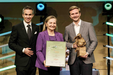 Überreichung der Feronia, vlnr:  Oberbank Vorstand Martin Seiter, Rabmer Geschäftsführerin Ulrike Rabmer-Koller, Rabmer Prokurist Julian Koller.