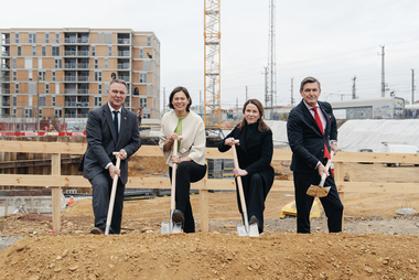 (v.l.n.r.) Vizekanzler und Wohnbauminister Andreas Babler, ÖBB-Infrastruktur AG Vorständin Silvia Angelo, stv. Vorsitzende des ÖBB-Konzernbetriebsrats Olivia Janisch, Mobilitätsminister Peter Hanke