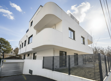 Das Wohnprojekt Wohnboutique Sieben nahe dem Marchfeldkanal in Wien-Floridsdorf umfasst sieben Eigentumswohnungen mit Wohnflächen zwischen 45 und 114 Quadratmetern und ist bereits fertiggestellt