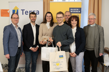 vlnr.: Bürgermeister Josef Reinwein, Jürgen Putz (GF Terra), Nadine Koisser und
Simon Wanko (beide Mieter), Alfred Janecek (Aufsichtsrat Terra), Theresa Reiter (GF Terra),
Pfarrer Michael Wagner