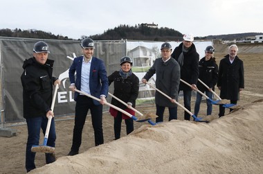 v.l.n.r. Bernhard Rassinger (ELK), Stefan Anderl (Geschäftsführer ELK), Vizebürgermeisterin Alexandra Krauss, Bürgermeister Erwin Häusler, Thomas Limbeck (Strabag), Theresa Janisch (ELK), Helmut Marschitz (Marschitz & Beber)