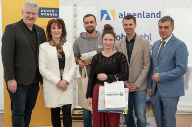 v.l.n.r.: Bürgermeister Wieselburg Josef Leitner, Theresa Reiter (Alpenland
Vorstand), Lukas Seirlehner und Anna Wurzinger (Mieter), Jürgen Putz (Alpenland Obfrau-
Stellvertreter), NÖ LAbg. Anton Ebner