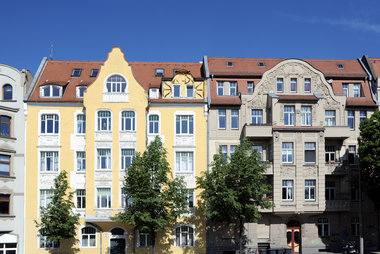 Bestandsimmobilien rücken stärker in den Fokus: 2025 stiegen Transaktionen und Preise vor allem im Wohnsegment moderat an.