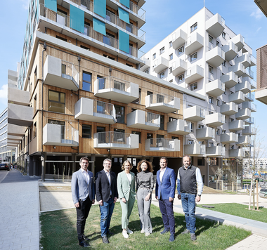 Bei der Übergabe der neuen Mietwohnungen vor dem Holzhybridbau Bella Vista am 23. März