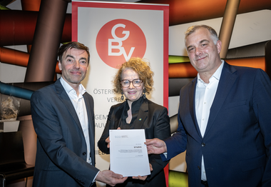 (v.l.n.r.): Christian Rädler, Obmann der NÖ Landesgruppe der Gemeinnützigen Bauvereinigungen (GBV), Wohnbau-Landesrätin Christiane Teschl-Hofmeister, und Mag. Dr. Wolfgang Schwarzbauer, Leiter des Forschungsbereichs regionale Wirtschaftspolitik und Außenwirtschaft bei Eco Austria