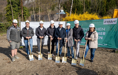 v.l.n.r.: Markus Lercher und Alexander Pfanner (Hilti & Jehle) Niklas Vogt, Claudio Kohler (ZIMA), Josef und Berghilde Buxbaum (Käufer
Grete-Gulbranssonweg), Christian Schenk (ZIMA) und Carmen Reiter (Käuferin Grete-Gulbranssonweg).