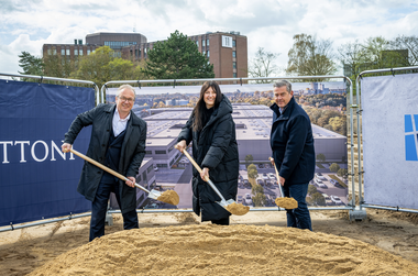 v.l.n.r.: Reiner Breuer, Bürgermeister Stadt Neuss, Johanna Gatzke, Amtsleiterin Wirtschaftsförderung Stadt Neuss, Stefan Bohn, Managing Director Panattoni Germany