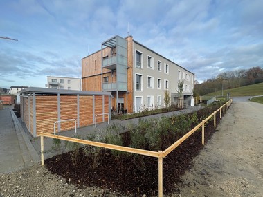 In Pfaffenhofen baute die Max Bögl Modul AG ein dreistöckiges Wohngebäude mit 13 geförderten Wohneinheiten in modularer Bauweise.
