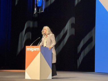 Anaclaudia Rossbach zeigt auf, wie weitreichend die sich abzeichnende Wohnkrise ist