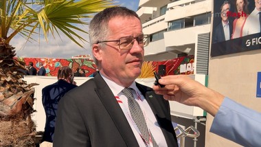 Der Flughafen Wien präsentiert sich auf der MIPIM erneut als dynamischer Immobilien- und Wirtschaftsstandort. Im Fokus steht heuer der Office Park 4 Next – ein neues Büroprojekt, das moderne Flächen, hohe Energieeffizienz und langfristige Planungssicherheit verbinden soll.

Mit dem neuen Projekt setzt der Flughafen Wien den nächsten Entwicklungsschritt in der AirportCity. Im Mittelpunkt stehen moderne Büroflächen, ein klarer Nachhaltigkeitsanspruch und ein Konzept, das auch bei den Betriebskosten neue Maßstäbe setzen will.

Doch der Standort wächst längst über einzelne Gebäude hinaus. Rund um den Flughafen entsteht Schritt für Schritt ein urbaner Business-Hub mit breitem Infrastrukturangebot und weiteren Entwicklungsflächen.

Der Flughafen Wien zeigt damit auf der MIPIM einmal mehr, wie sich ein Infrastrukturstandort zum vielseitigen Immobilien- und Wirtschaftsraum entwickeln kann. Mit dem Office Park 4 Next setzt die AirportCity ein starkes Signal für nachhaltiges Wachstum, moderne Arbeitswelten und attraktive Perspektiven am Standort.

===================
Im Interview:
Wolfgang Scheibenpflug - Geschäftsbereichsleiter Immobilien- und Standortmanagement, Flughafen Wien