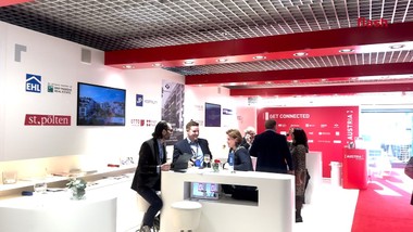 Die MIPIM 2026 in Cannes steht in diesem Jahr ganz im Zeichen von Realismus und Vorsicht, bietet aber auch neue Chancen. Trotz geopolitischer Unsicherheiten blickt EHL mit vorsichtigem Optimismus auf den Markt und sieht insbesondere für Österreich und Wien weiterhin ein starkes Potenzial als stabile Investmentstandorte.

Genau dieser Mix aus Stabilität, Sicherheit und internationaler Wahrnehmung prägt die Gespräche auf der Messe. Während viele Märkte auf neue Klarheit warten, kann sich Österreich in Cannes einmal mehr als verlässlicher Standort positionieren.

Gerade daraus ergeben sich für Entwickler, Investoren und Berater neue Ansatzpunkte – von Wohnen bis Gewerbe.

Neben den klassischen Assetklassen rücken damit auch Zukunftsfelder wie Hospitality, studentisches Wohnen oder Rechenzentren stärker in den Fokus, denn hier schaut internationales Kapital aktuell besonders aufmerksam hin. 

Unterm Strich bleibt die Stimmung auf der MIPIM differenziert: vorsichtig, aber konstruktiv.  

Die MIPIM 2026 zeigt damit vor allem eines: Der Markt bleibt anspruchsvoll, aber keineswegs ohne Perspektive. Für Österreich – und besonders für Wien – könnte genau diese Phase zur Chance werden, internationale Investoren mit Stabilität, Qualität und langfristiger Verlässlichkeit zu überzeugen.

==================================================

Im Interview:
Michael Ehlmaier - Geschäftsführender Gesellschafter, EHL Immobilien
Stefan Wernhart - Geschäftsführer, EHL Gewerbeimmobilien
Alexandra Bauer - Leiterin Büroimmobilien, EHL Gewerbeimmobilien
Franz Pöltl - Geschäftsführender Gesellschafter, EHL Investment Consulting
Herwig Michael Peham - Leitung Investment, EHL Investment Consulting
Nico Keller - Deputy CEO, BNP Paribas Real Estate