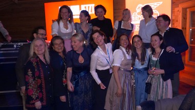 Die ÖVI Winterseminarwoche ist weit mehr als ein Branchentreffen. Sie ist ein Ort für Begegnung, Austausch und gelebte Tradition – fast wie ein großes Familientreffen der Immobilienwirtschaft.
  
Unterstützt wird die Seminarwoche von langjährigen Partnern, die dieses Format seit Jahren mittragen. Gerade diese Beständigkeit zeigt, welchen Stellenwert die Veranstaltung inzwischen in der Branche hat.
  
Was die Winterseminarwoche besonders macht, ist die Mischung aus Weiterbildung und persönlichem Austausch. Fachvorträge, Diskussionen und ein Freizeitprogramm schaffen einen Rahmen, der Wissen, Netzwerk und Gemeinschaft verbindet. 

Auch der Sport hat hier seinen festen Platz. Beim Tennis geht es nicht nur um Wettbewerb, sondern auch um Teamgeist, Begegnung und Vertrauen – Werte, die auch im Berufsalltag der Immobilienbranche zählen.
  
 Neben dem Miteinander werden auch die großen Fragen der Branche beleuchtet. Ein zentrales Thema bleibt der Immobilienmarkt, von dem erste Signale kommen, dass Eigentum in Österreich wieder etwas leistbarer wird.
 
 Die ÖVI Winterseminarwoche zeigt damit einmal mehr, was die Branche zusammenhält: persönliche Beziehungen, fachlicher Austausch und das gemeinsame Gestalten der Zukunft. Genau das macht dieses Format seit Jahren so besonders.
==============================
Im Interview:
Anton Holzapfel   Geschäftsführer, ÖVI
Georg Flödl   Präsident, ÖVI
Michael Achleitner  Teamlead Key Account Management, ImmoScout24
Maximilian Madile  Landesstellenleiter Kärnten, ÖVI
Isabel Liebl   Partnerin, Reinberg & Partner
Berndt Trimmel   Leiter Verkaufsgruppe, Generali Österreich
Peter Schrattenholzer  Geschäftsführer,  Attensam Wien
Wolfgang Wasserer  Leiter Vertrieb und Marketing, BELFOR
René Wolech-Nowak  Vertriebsleiter Immobilien, HELVETIA Versicherung 
Sabrina Ritter   ÖVI Vorstandsmitglied
Matthias Reith   Senior Ökonom, Raiffeisen Research