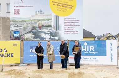 v.l.n.r.: Bürgermeister Patrick Strobl; Bmstr. Michael Neubauer, Geschäftsführer NID;
Werner Lint, Held & Francke Baugesellschaft; Florian Stütz, Simon und Stütz
Architekten
