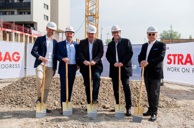 v.l.n.r.: Thomas Thaler (Standortleiter ZIMA Wien), Martin Kaftan (Direktionsleiter STRABAG), Ernst Nevrivy (Bezirksvorsteher
Wien-Donaustadt), Markus Engerth (Vorstand STRABAG), Erwin Brauchart (Geschäftsführer ZIMA Wien)