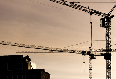 Investitionsstopp: Immobilienexperten warnen, dass der neue Mietpreisdeckel den dringend benötigten Neubau in Österreichs Ballungsräumen zum Erliegen bringt.