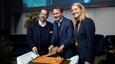 75 Jahre BUWOG: Ein Jubiläum für eines der bekanntesten Wohnbauunternehmen Österreichs – und ein Anlass, zurückzublicken. Seit Jahrzehnten prägt die BUWOG den Wohnbau mit Projekten, Partnerschaften und dem klaren Anspruch, Menschen ein Zuhause zu geben.
  
Was die BUWOG besonders auszeichnet, sind Stabilität, Erfahrung und die Fähigkeit, auch in herausfordernden Zeiten verlässlich zu bleiben.
  
Über viele Jahre sind rund um die BUWOG starke Partnerschaften gewachsen, die von Professionalität, Vertrauen und Zusammenarbeit auf Augenhöhe getragen werden.
 
Zum Jubiläum stehen nicht nur Glückwünsche, sondern auch Erwartungen an die Zukunft im Mittelpunkt: Die BUWOG soll weiterhin Verantwortung übernehmen und den Wohnbau aktiv mitgestalten.
  
75 Jahre BUWOG — eine Geschichte von Wohnen, Partnerschaft und Verantwortung. Und ein Auftrag für die Zukunft: leistbar, nachhaltig und verlässlich zu bleiben.

_________________________________________________
Im Interview:
Daniel Riedl - CDO, Vonovia SE 
Michael Ehlmaier - Geschäftsführender Gesellschafter, EHL Immobilien
Karin Lux - Geschäftsführerin, Architekturzentrum Wien
Brigitte Jilka - ehem. Stadtbaudirektorin von Wien
Gerhard Schuster - ehem. Geschäftsführer BUWOG
Claudia Brey - Geschäftsführerin, ÖBB-Immobilienmanagement
Alexandra Gruber - Geschäftsführerin, Die Tafel Österreich
Sne Veselinović - Architektin