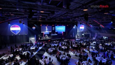 Bei der REMAX Convention 2026 richtet sich der Blick nach vorne. Im Mittelpunkt steht die Frage, wie sich der Markt im Jahr 2026 entwickeln wird und warum REMAX gerade in unsicheren Zeiten weiter auf Wachstumskurs bleibt.
 
 Die ersten Einschätzungen fallen vorsichtig optimistisch aus. Zwar ist das Jahr stark gestartet, gleichzeitig bleiben internationale Krisen und wirtschaftliche Unsicherheiten jedoch ein spürbarer Einflussfaktor für den Immobilienmarkt.

Gerade in schwierigen Marktphasen wird Vertrauen zum entscheidenden Faktor. REMAX sieht einen wesentlichen Grund für den eigenen Erfolg darin, dass sich das Unternehmen über viele Jahre hinweg als starke, verlässliche Marke positioniert hat.
 
Für 2026 sind die Erwartungen jedenfalls hoch. Nach einem starken Vorjahr will REMAX den eingeschlagenen Kurs fortsetzen.
 
Der Ausblick auf 2026 bleibt positiv. Für REMAX sind es vor allem Vertrauen, Verlässlichkeit und eine starke Marke, die auch in herausfordernden Zeiten den Unterschied machen.
=======================
Im Interview:
Alois Reikersdorfer, Gründer, REMAX Austria
Bernhard Reikersdorfer, Managing Director, REMAX Austria
Markus Schwarz, Bürobetreiber, REMAX Now
Margot Clement, Bürobetreiberin, REMAX For All
Philipp Schrattenecker, Broker, REMAX Innova 3
Franz Zöchmeister, Immobilienexperte, REMAX Dynamic
Markus Heigl, Bürobetreiber, REMAX Spirit
 Ebner, Bürobetreiberin, REMAX Immopartner 1