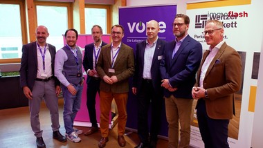 Beim Immo Business Breakfast  dreht sich alles um die Frage, wie Digitalisierung, Nachhaltigkeit und Holzbau die Immobilienbranche verändern werden. Unternehmen, Projektentwickler, Industrie- und Technologieanbieter treffen aufeinander und besprechen die Lösungen von Morgen.
 
Auch digitale Infrastruktur, Vernetzung und intelligente Anwendungen werden zu zentralen Bausteinen, wenn Gebäude effizienter, nachhaltiger und zukunftsfähig geplant werden sollen.

In den Impulsreferaten werden konkrete Zukunftsfragen der Branche beleuchtet: vom seriellen Holzbau über nachhaltige Quartiersentwicklung bis hin zu neuen digitalen Lösungen für Wohn- und Gewerbeimmobilien.  

 Der große Andrang und das rege Interesse der Gäste zeigen, wie groß der aktuelle Bedarf an Austausch, Praxiswissen und neuen Lösungsansätzen ist.  
 
Das Immo Business Breakfast macht deutlich: Die Zukunft der Immobilienbranche entsteht dort, wo Digitalisierung, Nachhaltigkeit und Holzbau gemeinsam gedacht werden. 

=======================================
Im Interview: 
Josef Stoppacher,  CEO, Weitzer Parkett
Alexander Pawkowicz, Geschäftsführer, VÖPE
Harald Donhauser, Head of Immobilienwirtschaft, Magenta Telekom
Peter Ulm, geschäftsführender Gesellschafter, allora Immobilien
Peter Schaller, CTO, UBM Development
Lukas Schermann, Geschäftsführer, ELK TECH
Christopher Pongratz, Geschäftsführer, Pongratz & Partner Development